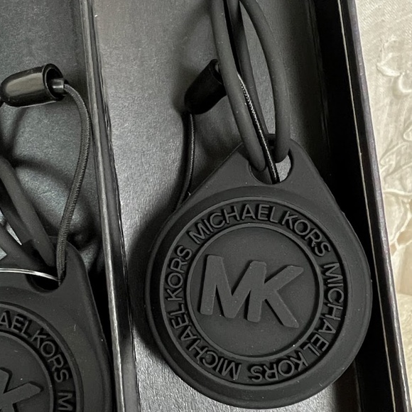 Michael Kors 2-Pack Logo Embossed Case for Apple AirTag NWT 🎉2X Host Pick🎉 - Picture 3 of 7